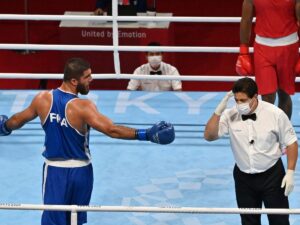 Arbitre de boxe avec gants